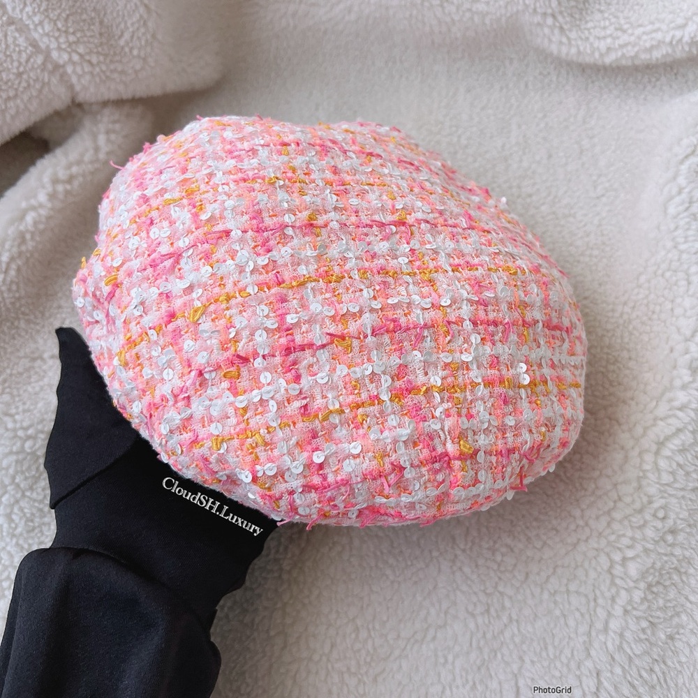 Auth Chanel 19C Runway Pink Tweed CC logo Beret -Size. M